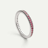 Anillo plateado con piedras rosas