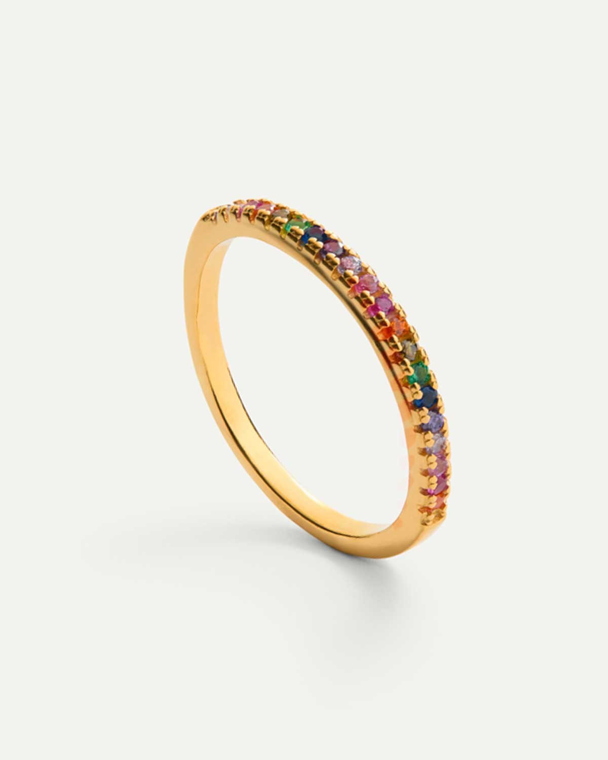 Anillo dorado con piedras multicolor