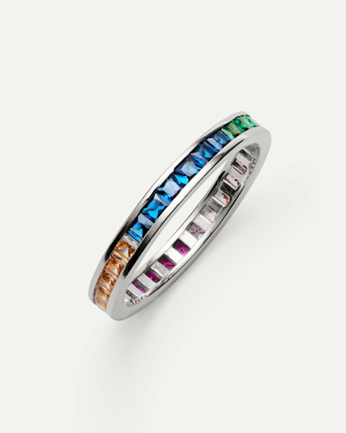 Anillo elegante con brillantes de colores
