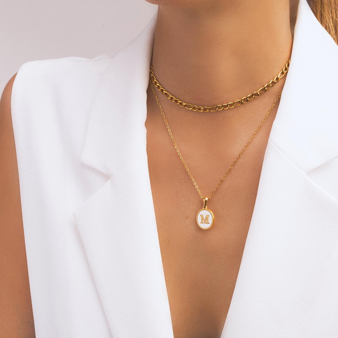 Mujer con collar Mine y collar Mara. Adamina