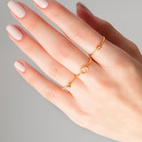 Mano con anillo Circle Gold y dos anillos mas de la colección Adamina