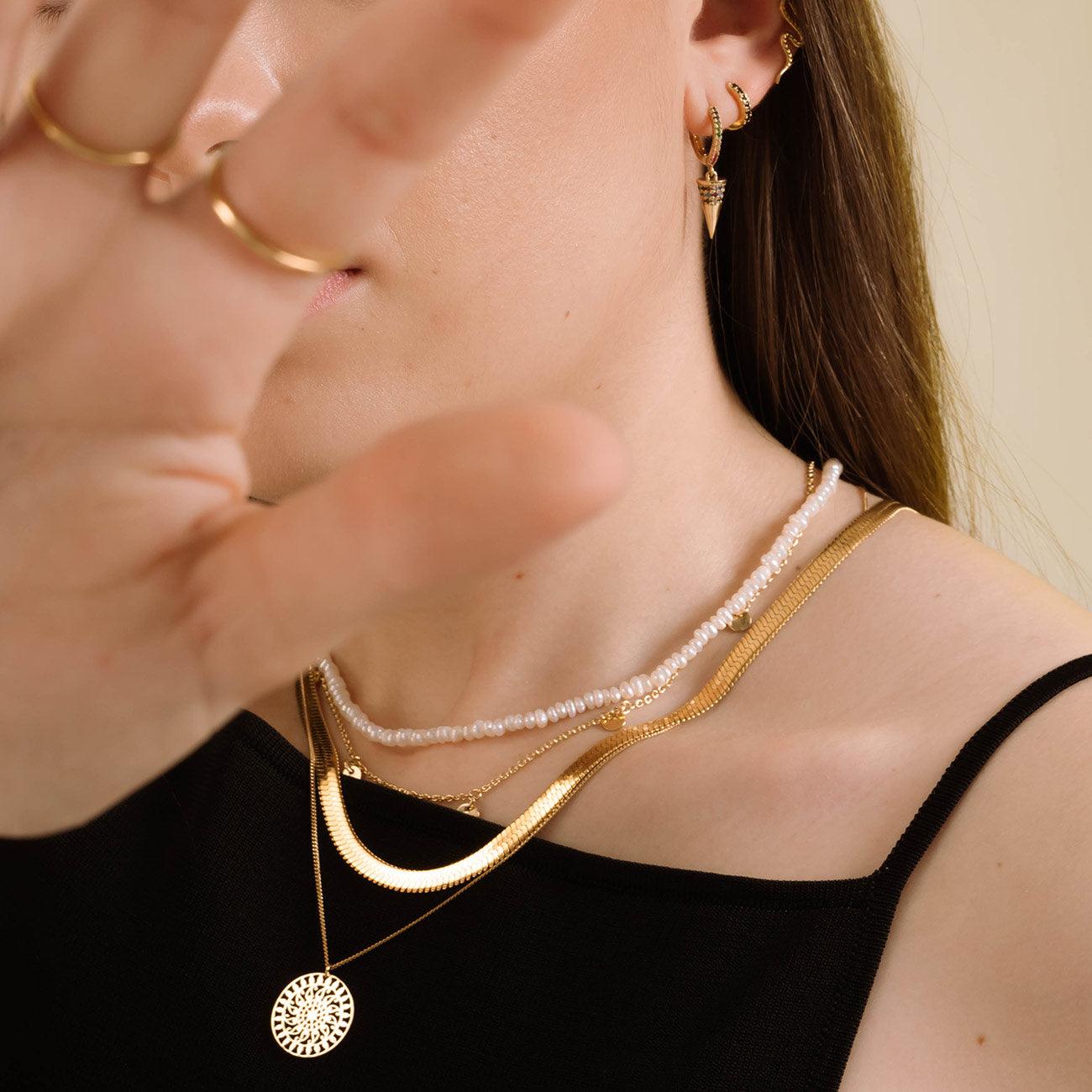 Mujer con diferentes piezas de la colección de Adamina