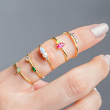 Mano con anillos de oro con circonitas