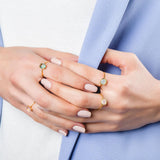 Manos con varios anillos Beatriz Green Silver