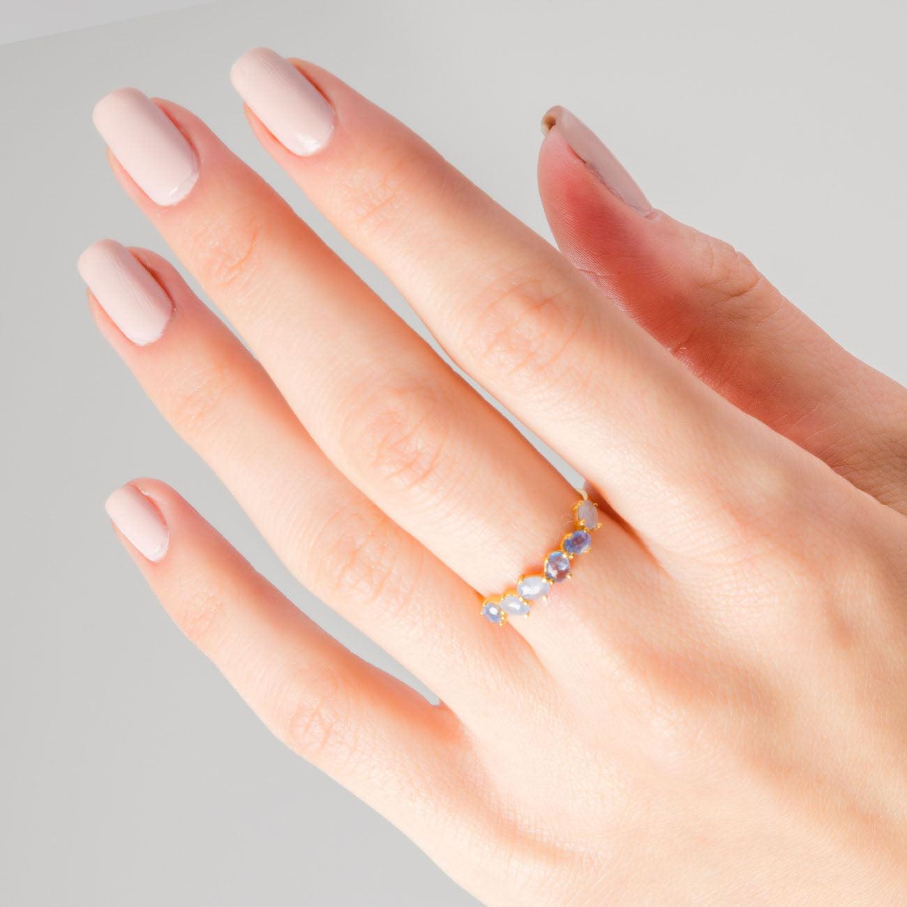 Mano con anillo Sapphire Blue Gold