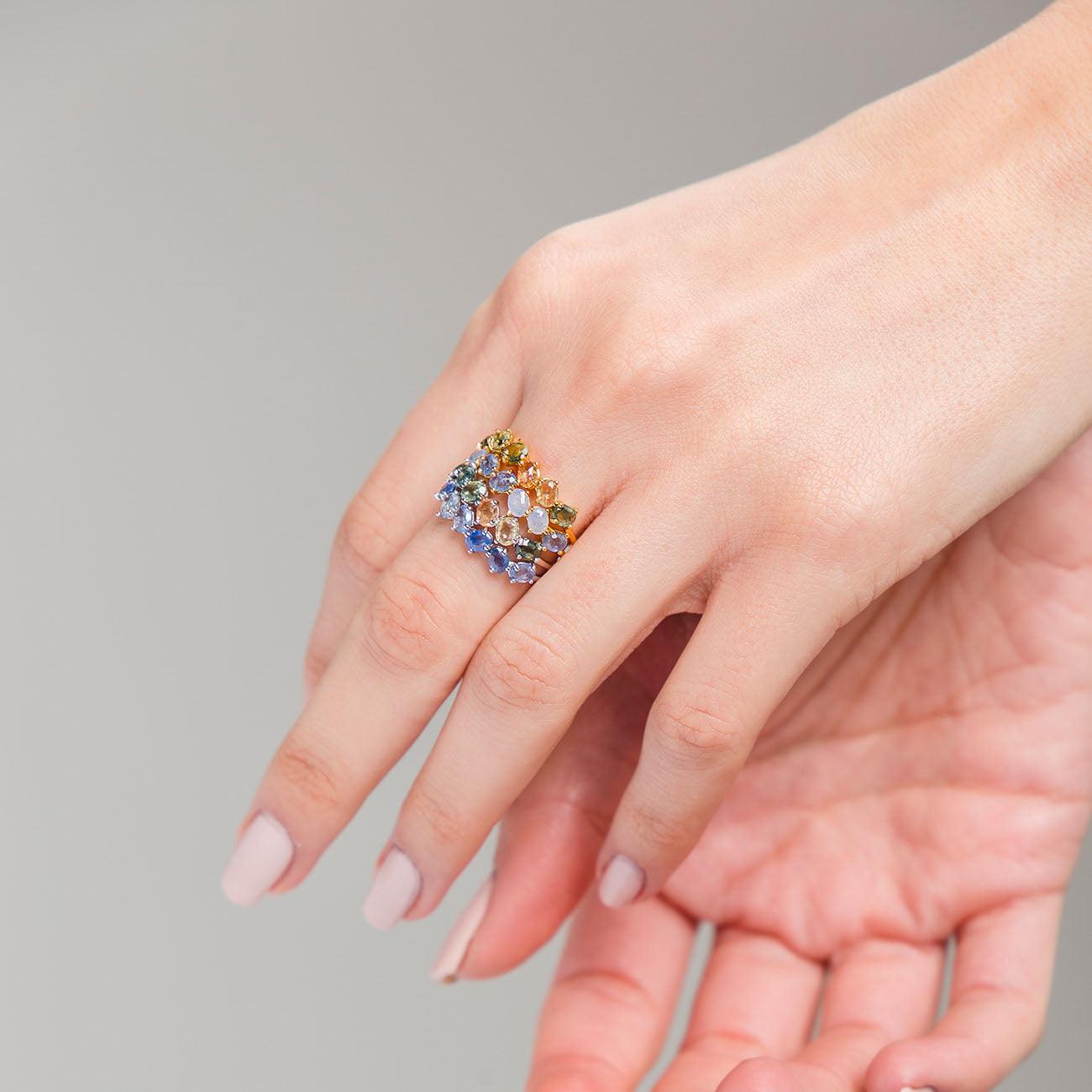 Mano con varios anillos Sapphire Blue Gold