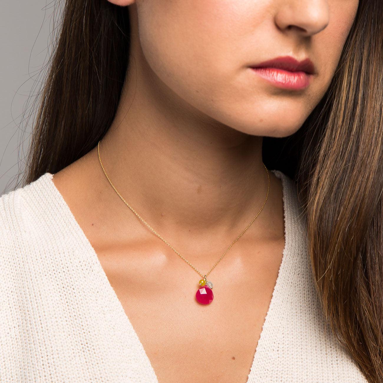 Mujer con collar Wendy Mini Pink. Adamina