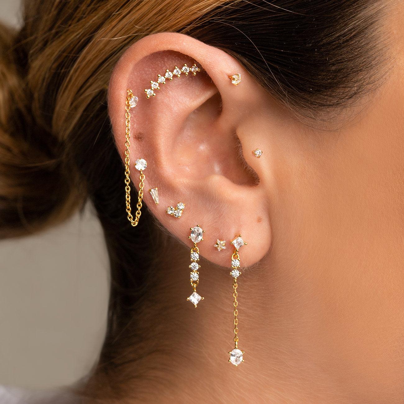 Pendiente Ida Maxi bañado en Oro con Circonita Blanca acompañado de Pendientes de la Colección