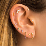 Pendiente Queen de Acero Quirúrgico bañado en Oro con Circonitas Blancas acompañado con Pendientes de la Colección