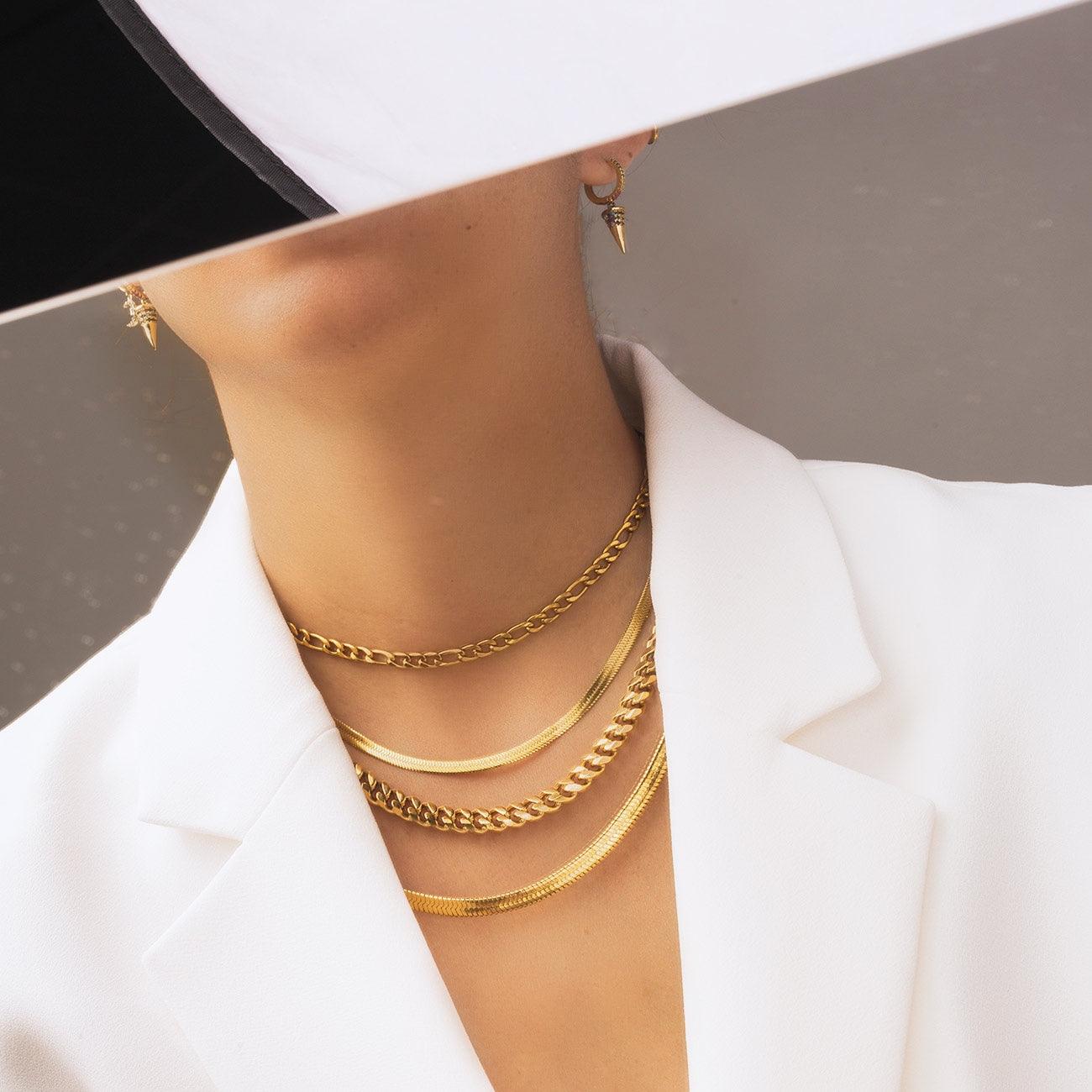 Mujer con diferentes piezas de Adamina