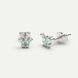 Kleine Silberohrringe in Form eines Schmetterlings mit grünem Zirkonia auf den Flügeln