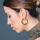 Modell posiert mit vergoldetem Sterling Silber 925 Kette Stern Ohrring Manschette