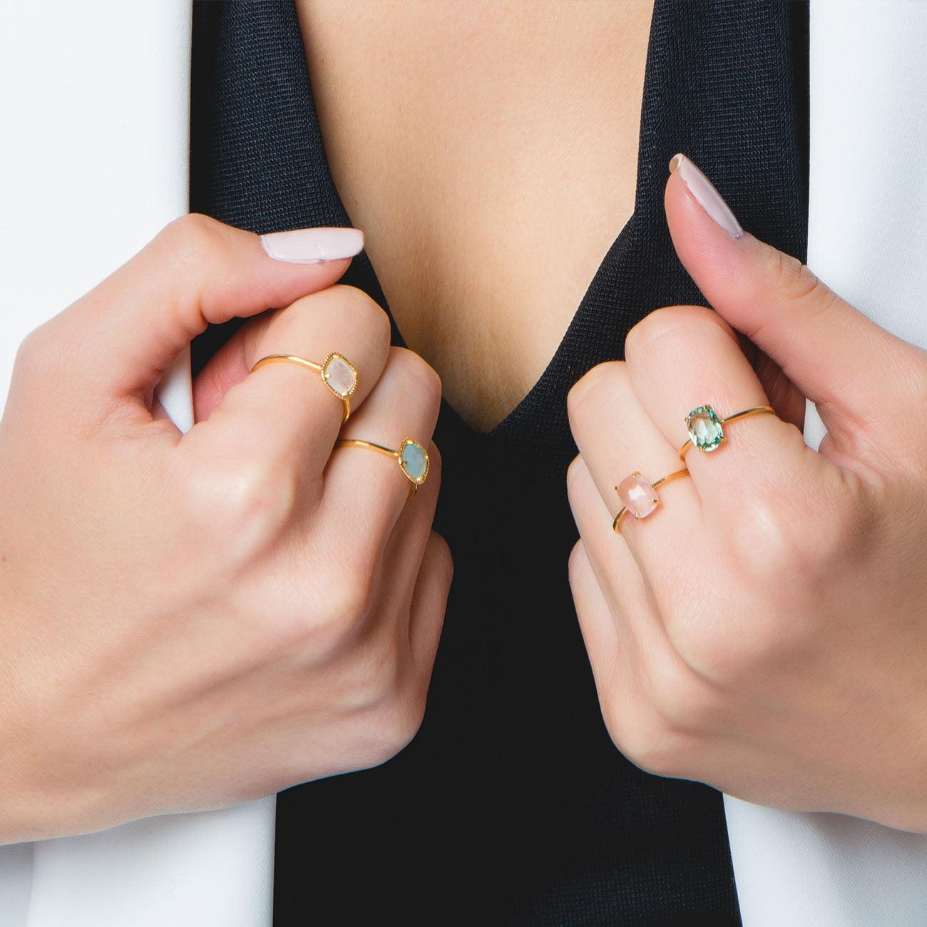 Beatriz Grün Gold mehrringige Hände