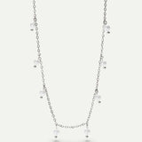 Collier avec chaîne argentée et petits pendentifs en perles