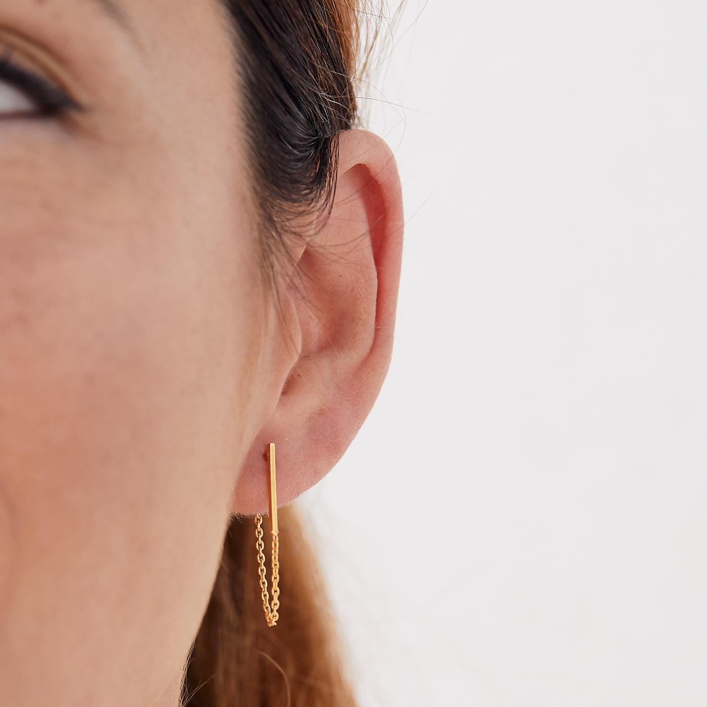Boucle d'oreille femme avec chaîne en bâton Boucle d'oreille en or. Adamina