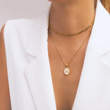 Donna con collana Mine e collana Mara. Adamina