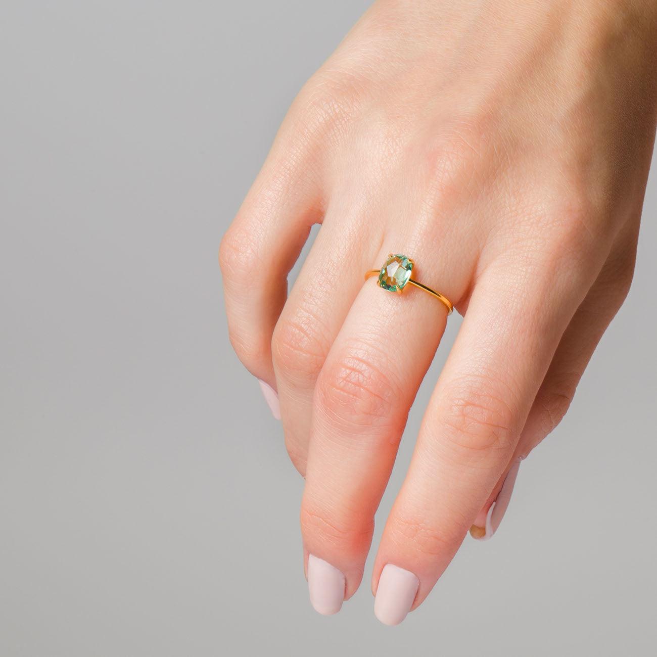 Mano con anello Beatriz Verde Argento