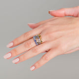 Mano con diversi anelli d'argento blu zaffiro