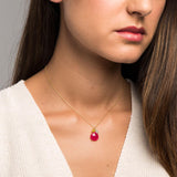 Donna con collana Wendy Mini Pink. Adamina