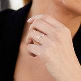Mano con anello Infinity in argento