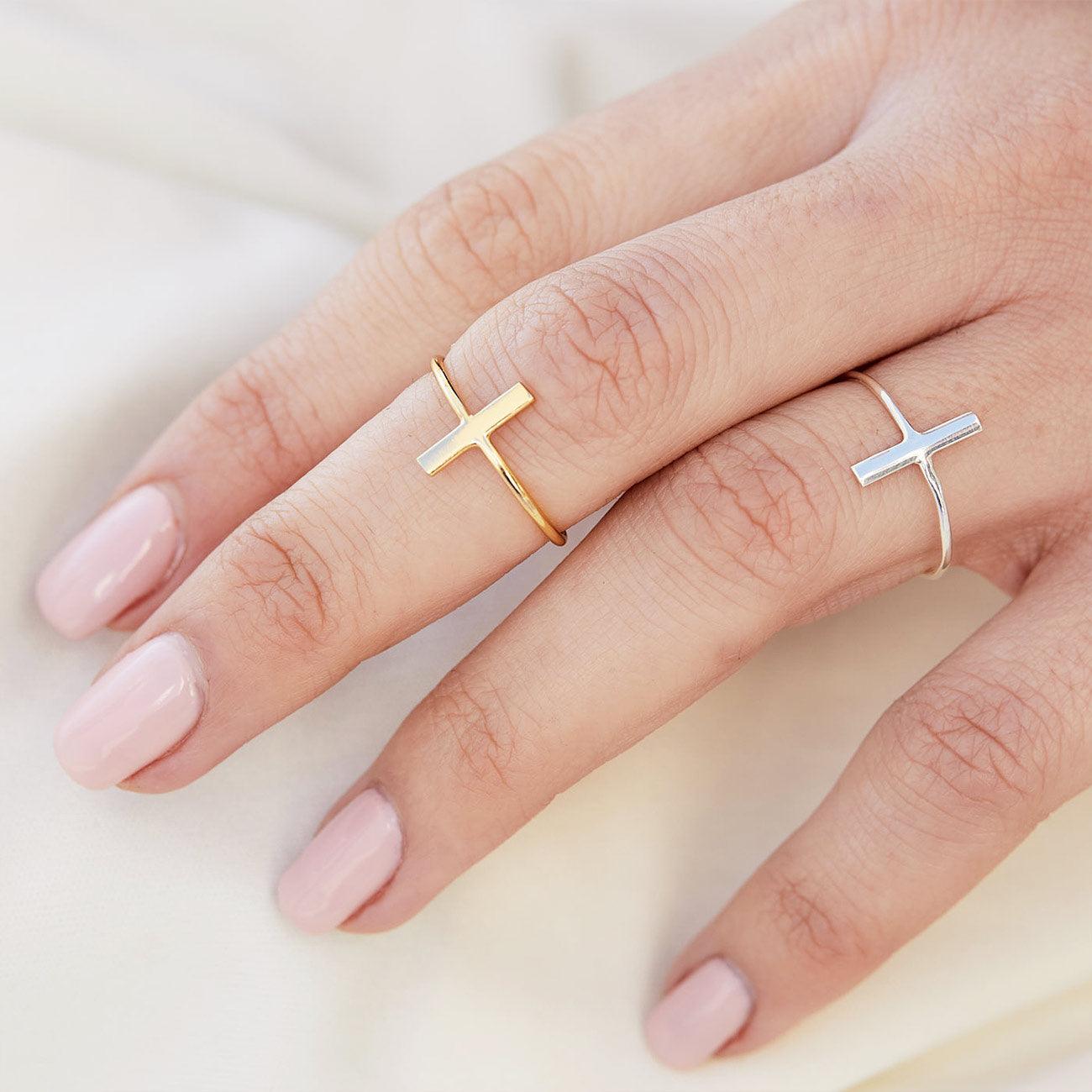 Mano con bastone Anello d'oro e bastone Anello d'argento