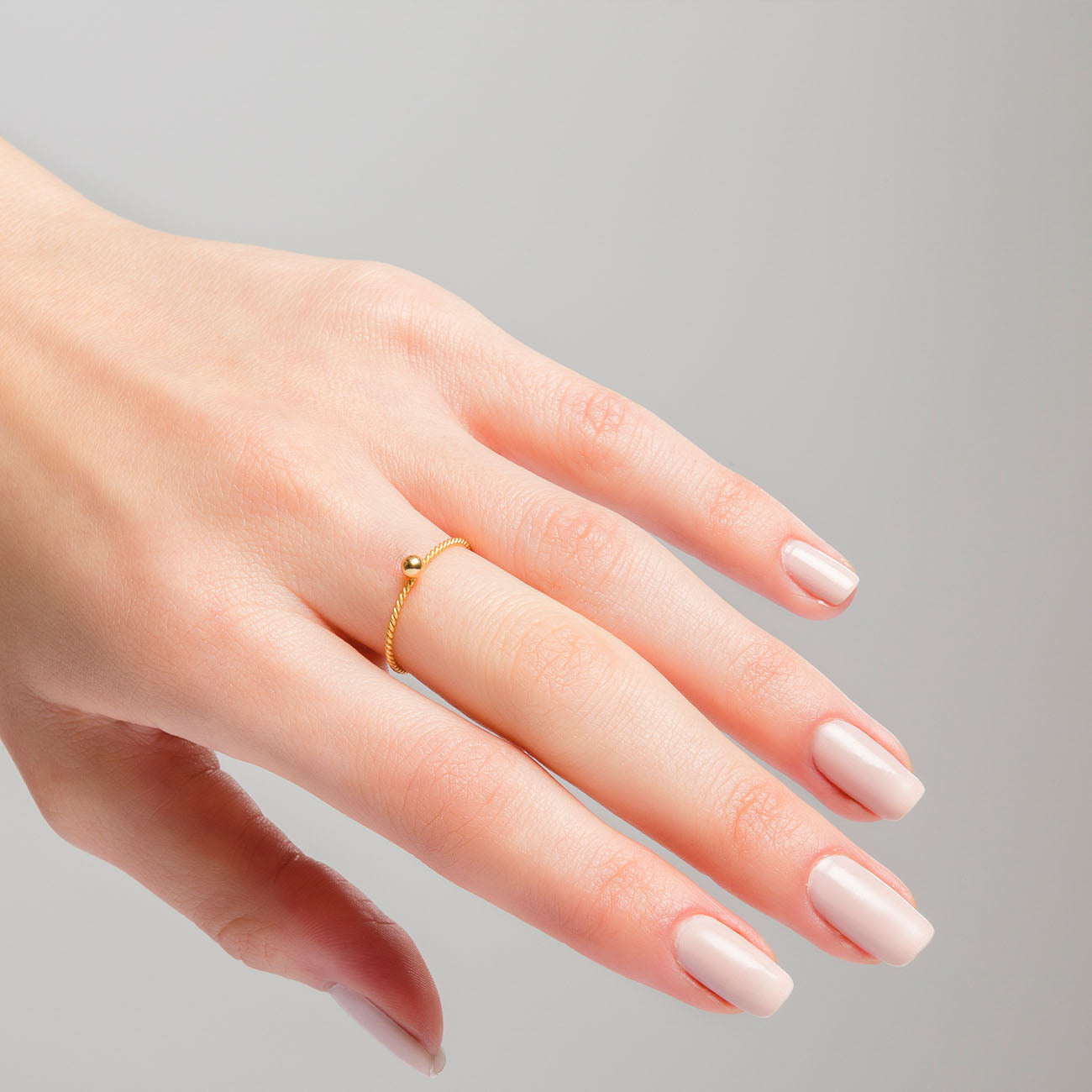 Mano con anillo Dot Gold