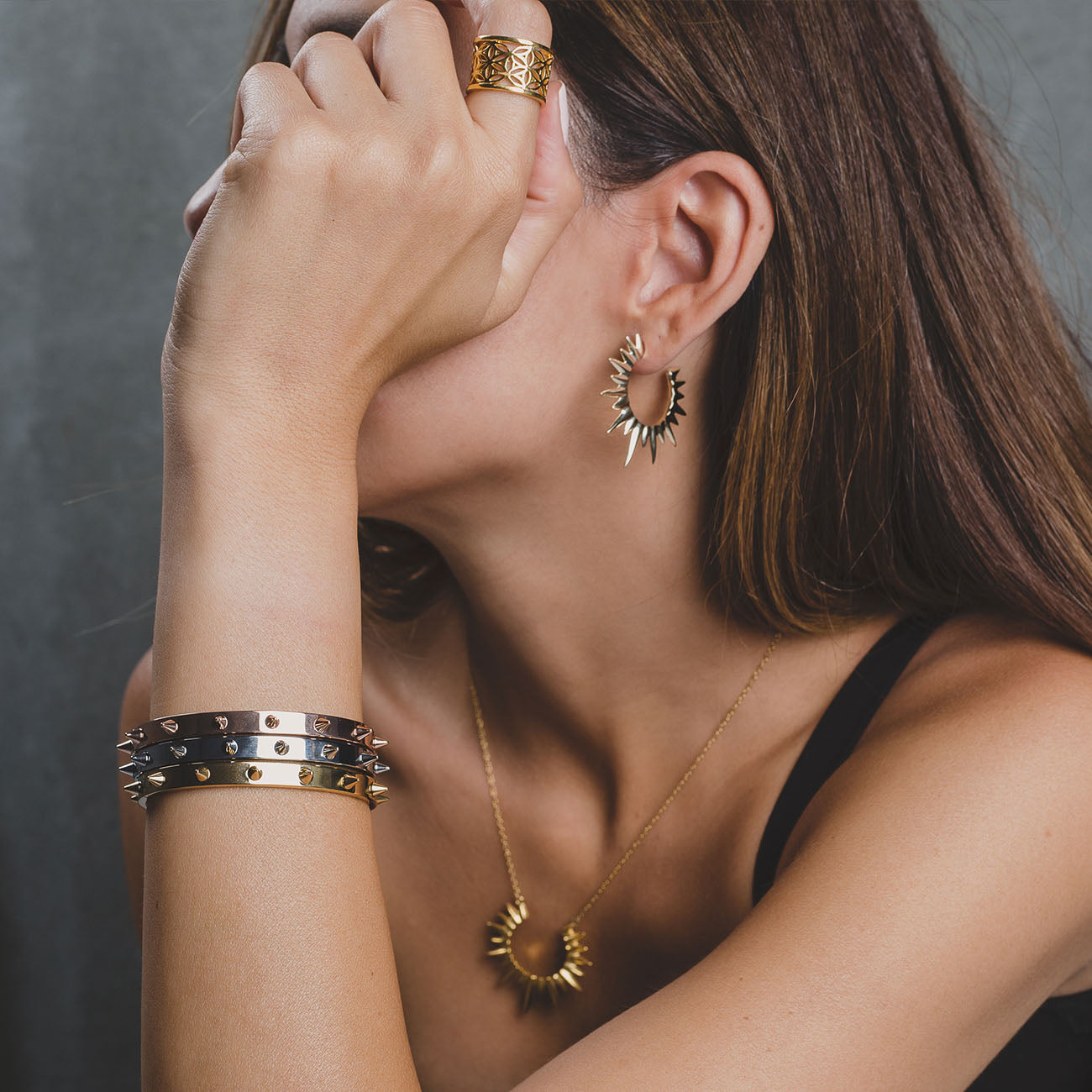 Mujer con piezas de la colección de Adamina