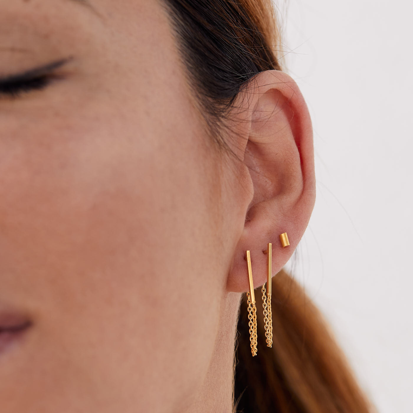 Mujer con pendientes Stick Chain Gold. Adamina