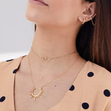 Cuello mujer con collar Elysse Gold. Adamina