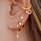 Oreja con pendiente Triangle Gold y otros pendientes de oro de Adamina