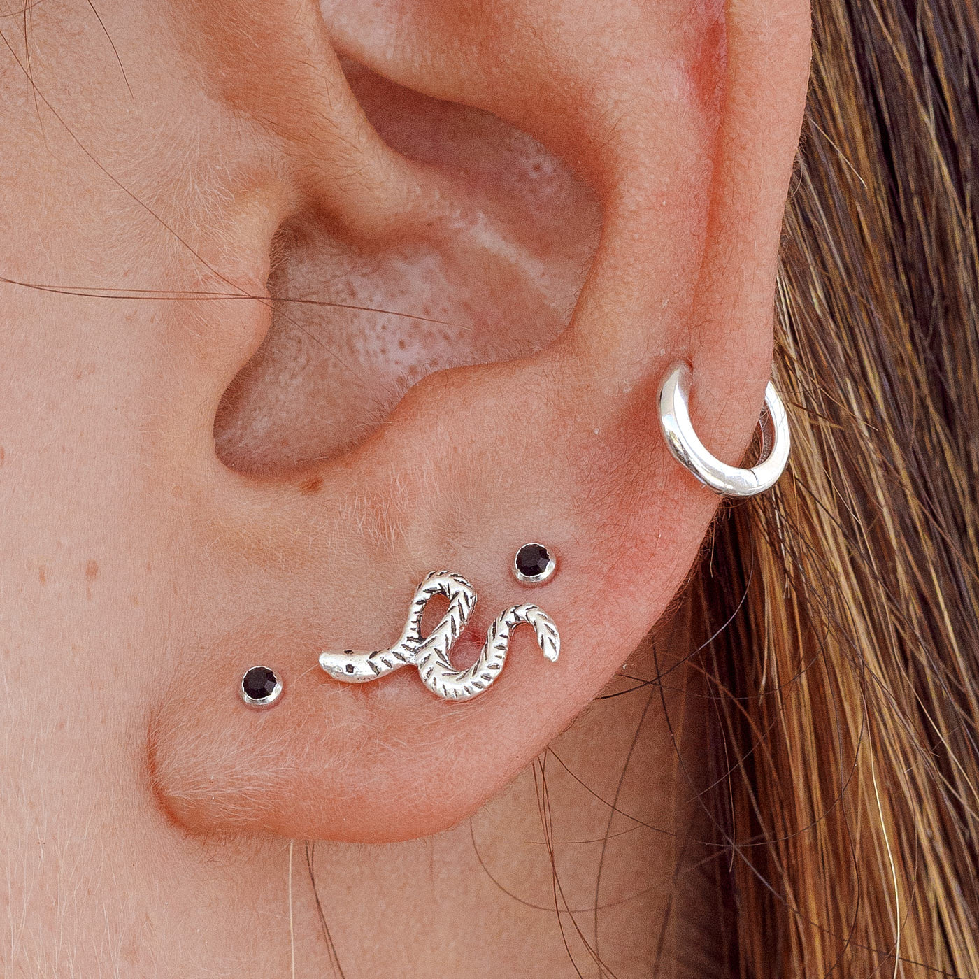 Oreja con pendiente Snake Silver y otros pendientes de plata de colección de Adamina