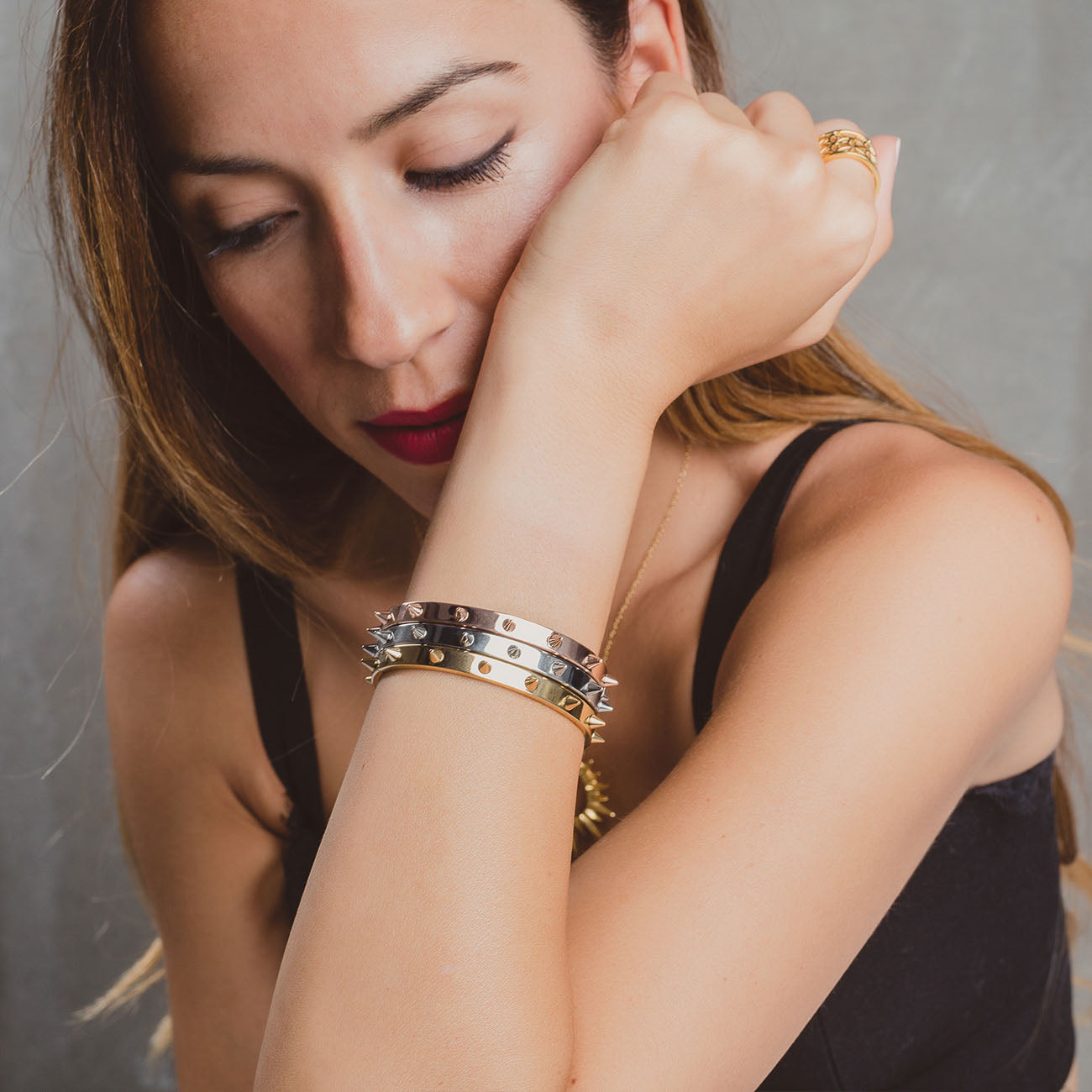 Modelo posando con Pulsera de Acero Punk bañada en Oro