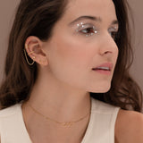 Modelo posando con Pendiente Ear Cuff de Cadena Plata de Ley 925