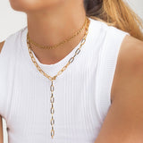 Mujer con collar Kira Gold. Adamina