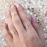 Mano con varios anillos Stick Gold