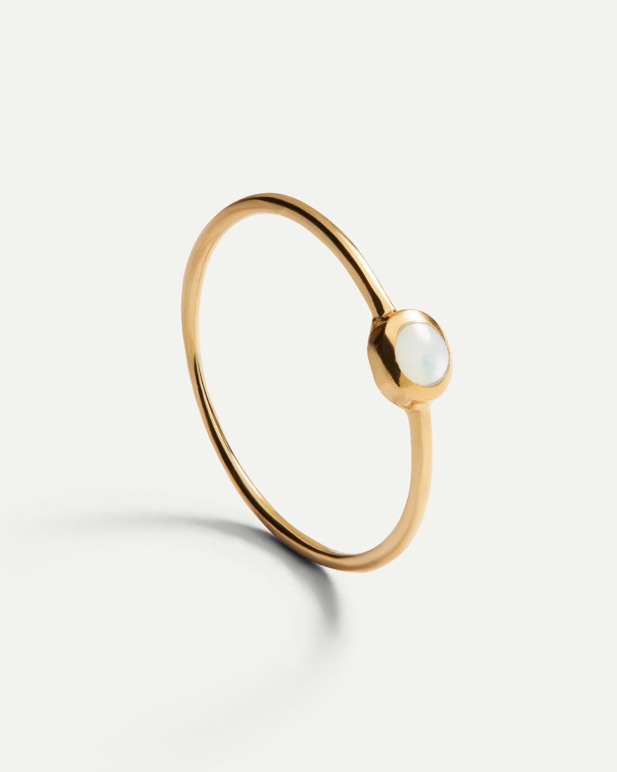 GOLDRING MIT WEISSEM STEIN