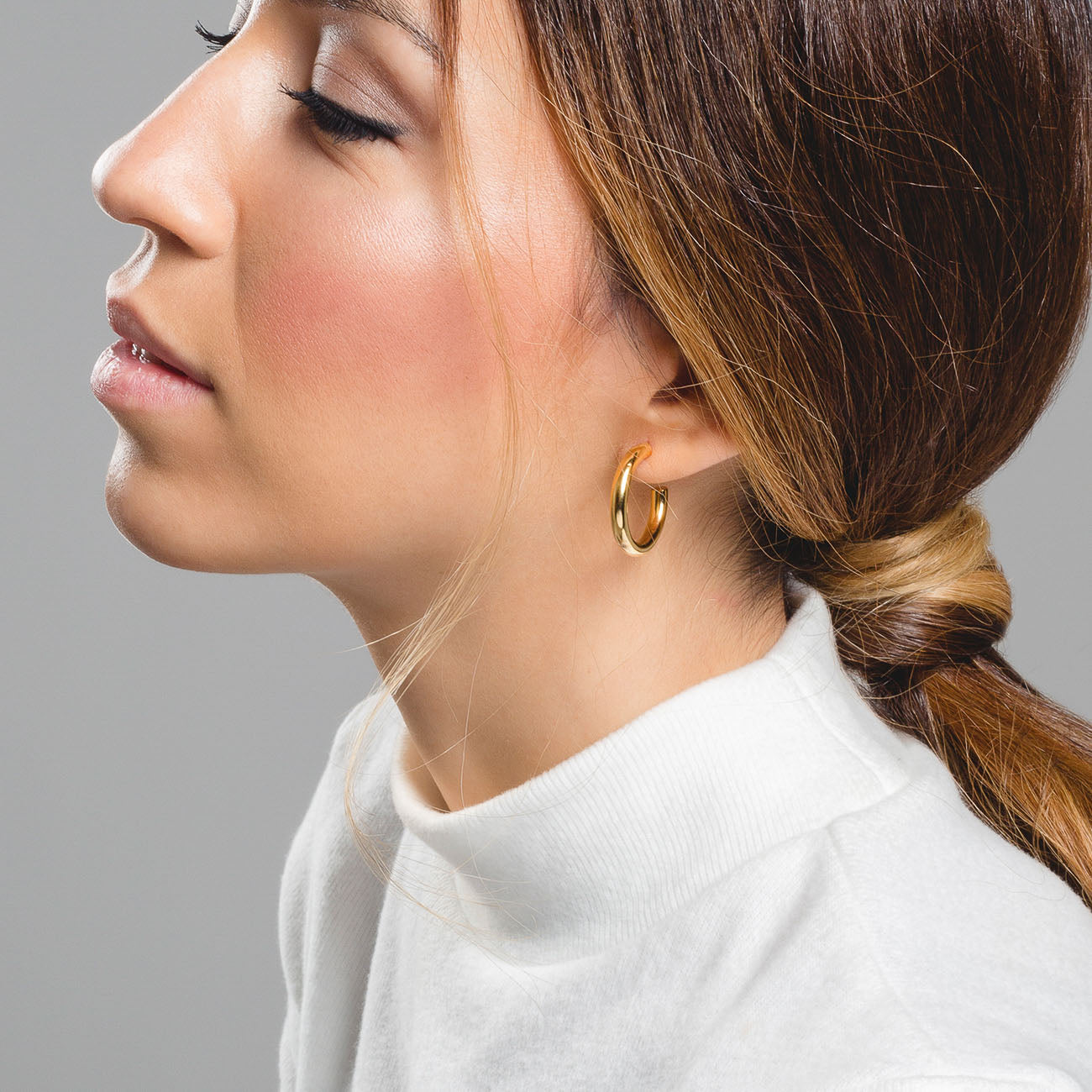 Model posiert mit Halo Maxi L Ohrringen aus 925er Sterlingsilber mit Goldbeschichtung