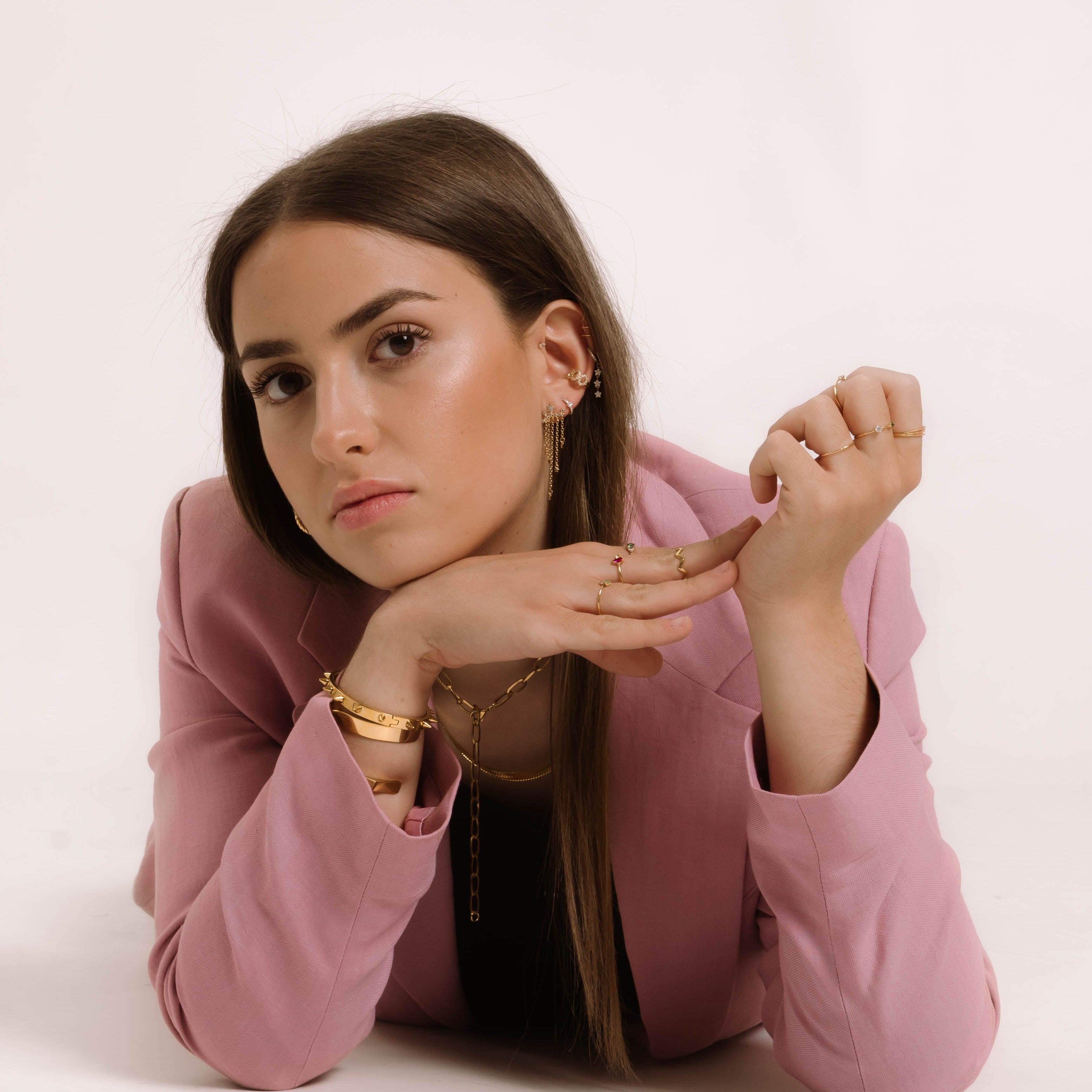 SINGLEy earrings: how to catch the eye with an asymmetrical look