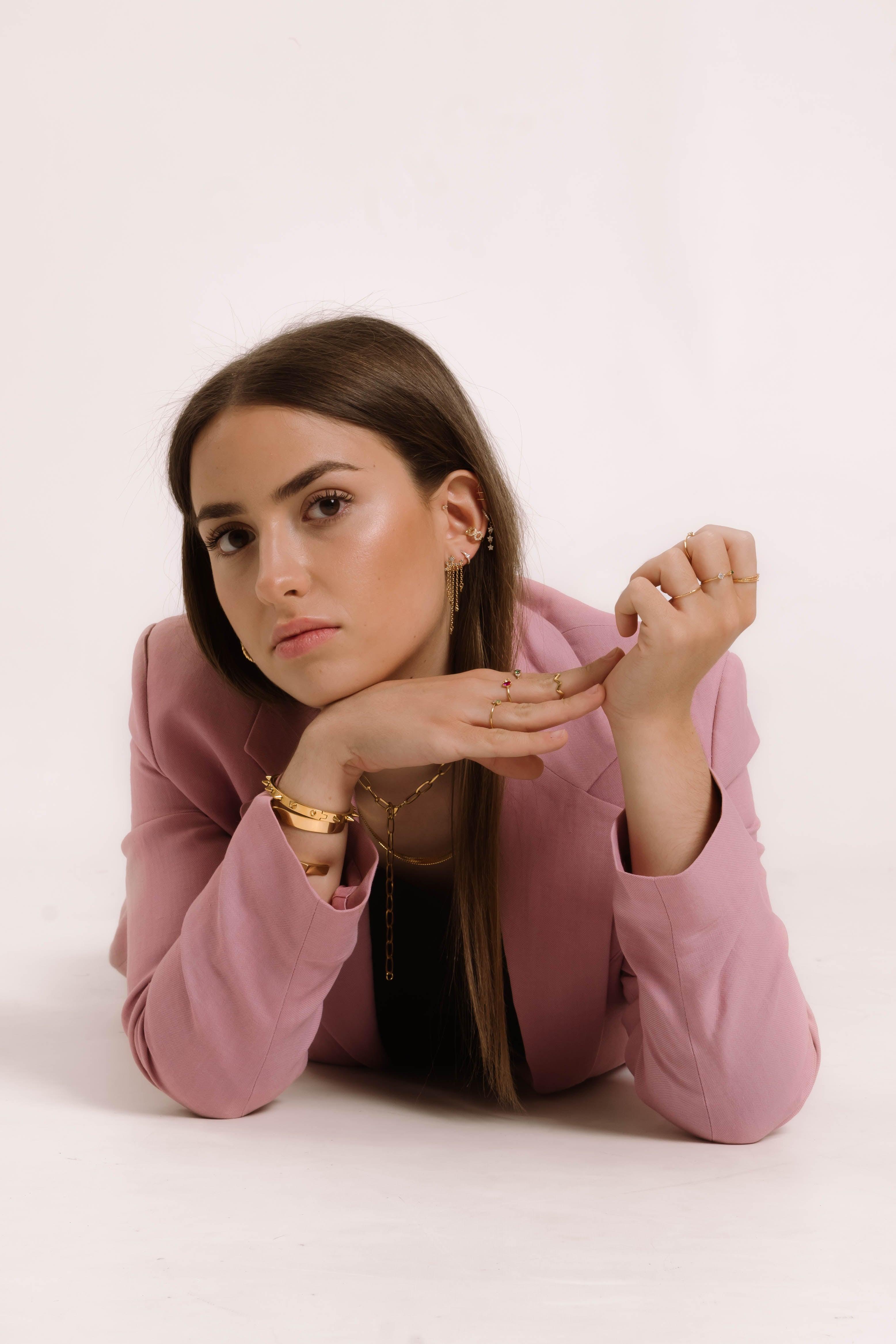 SINGLEy earrings: how to catch the eye with an asymmetrical look