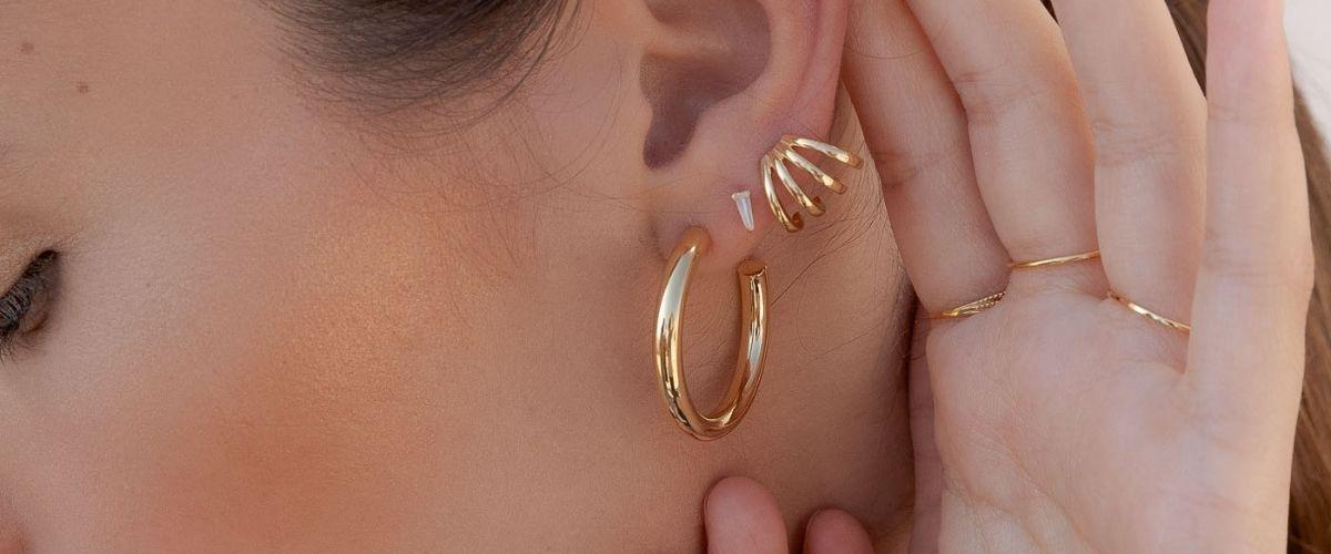 Go for the minimalist earrings: the charm of "less is more".