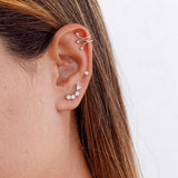 Boucles d'oreilles triangle en acier chirurgical avec zircon blanc accompagnées de Boucles d'oreilles de la Collection
