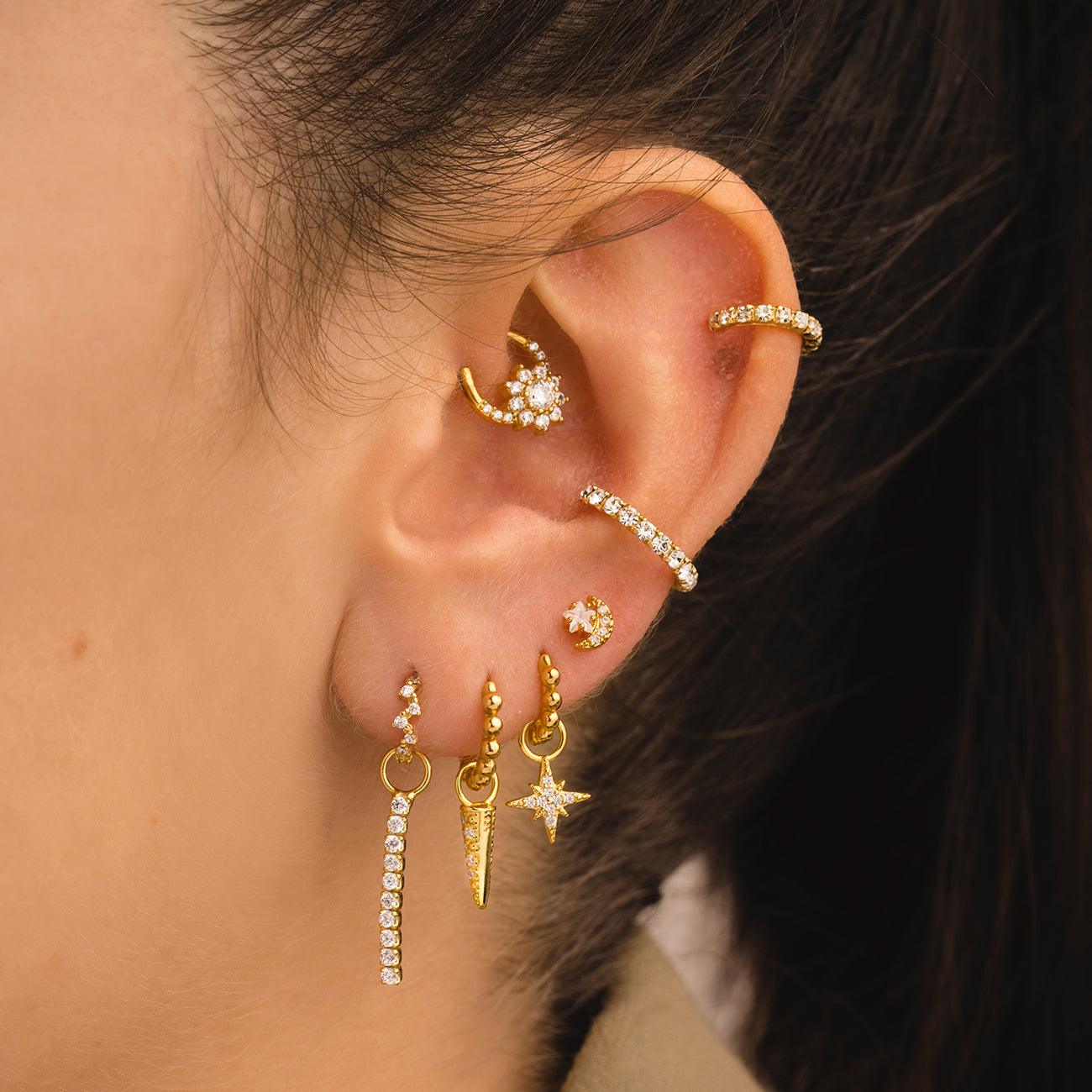 UN ANELLO DI PIERCING D'ARGENTO