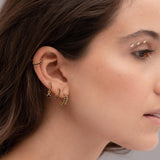 Modella in posa con gli orecchini Ivu in argento 925 con zirconi neri