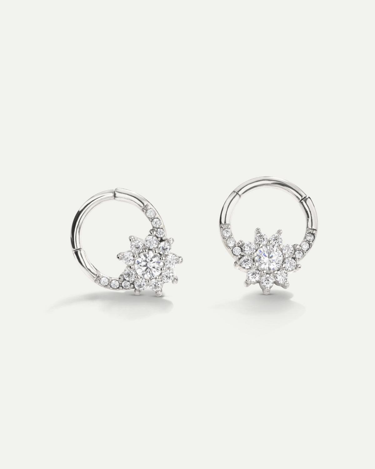 UN ANELLO DI PIERCING D'ARGENTO
