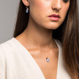 Donna con orecchino e collana blu Wendy