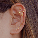 Orecchio con sottile orecchino d'oro a zig zag